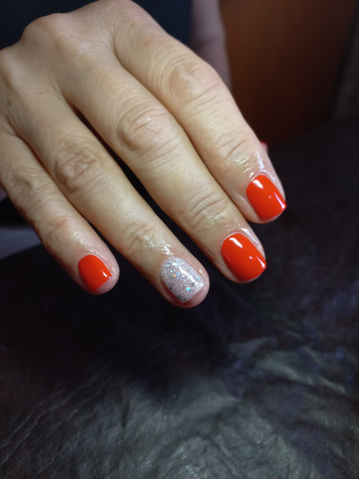 Uñas en colores plenos terracota y rosa
