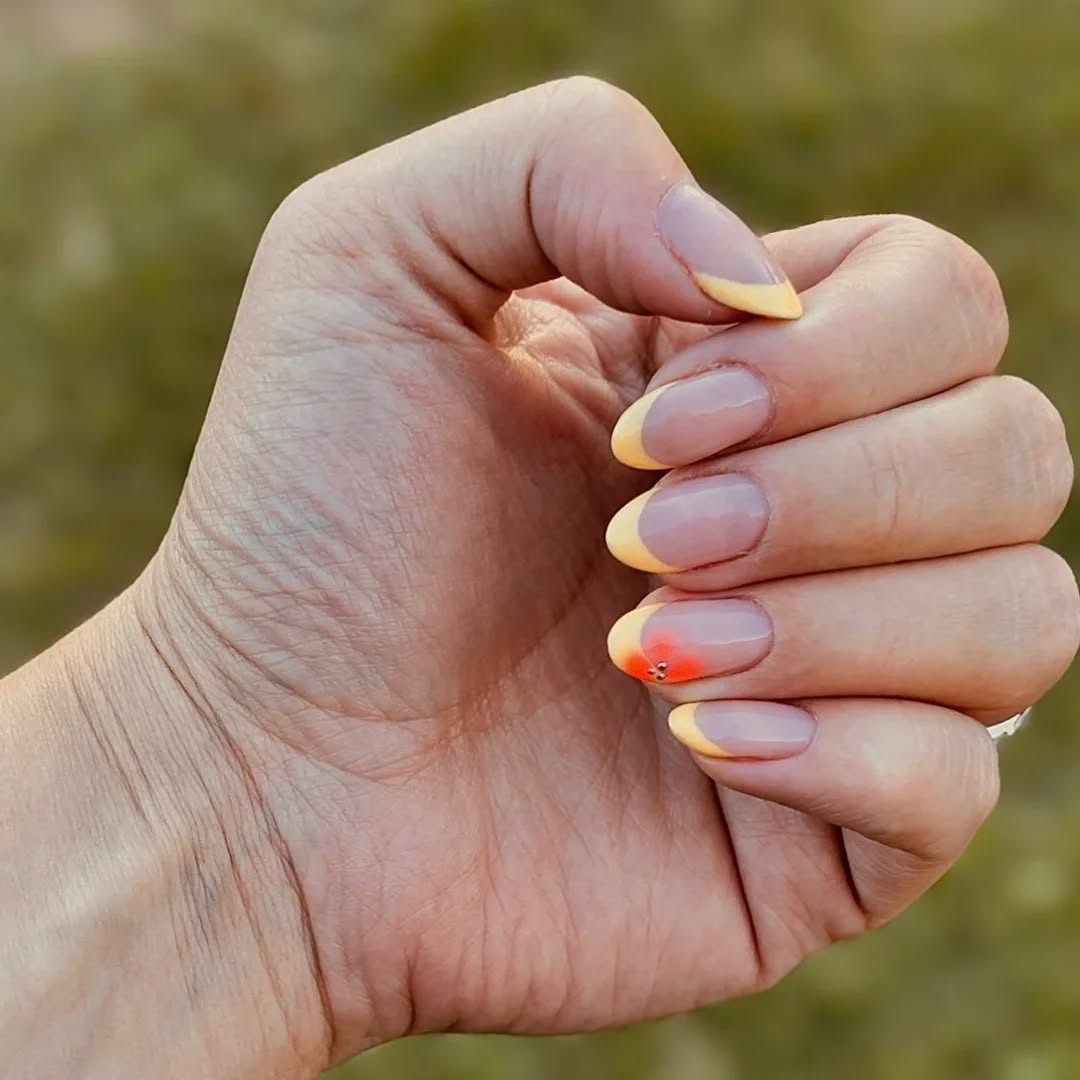 Manicura francesa clásica con puntas blancas