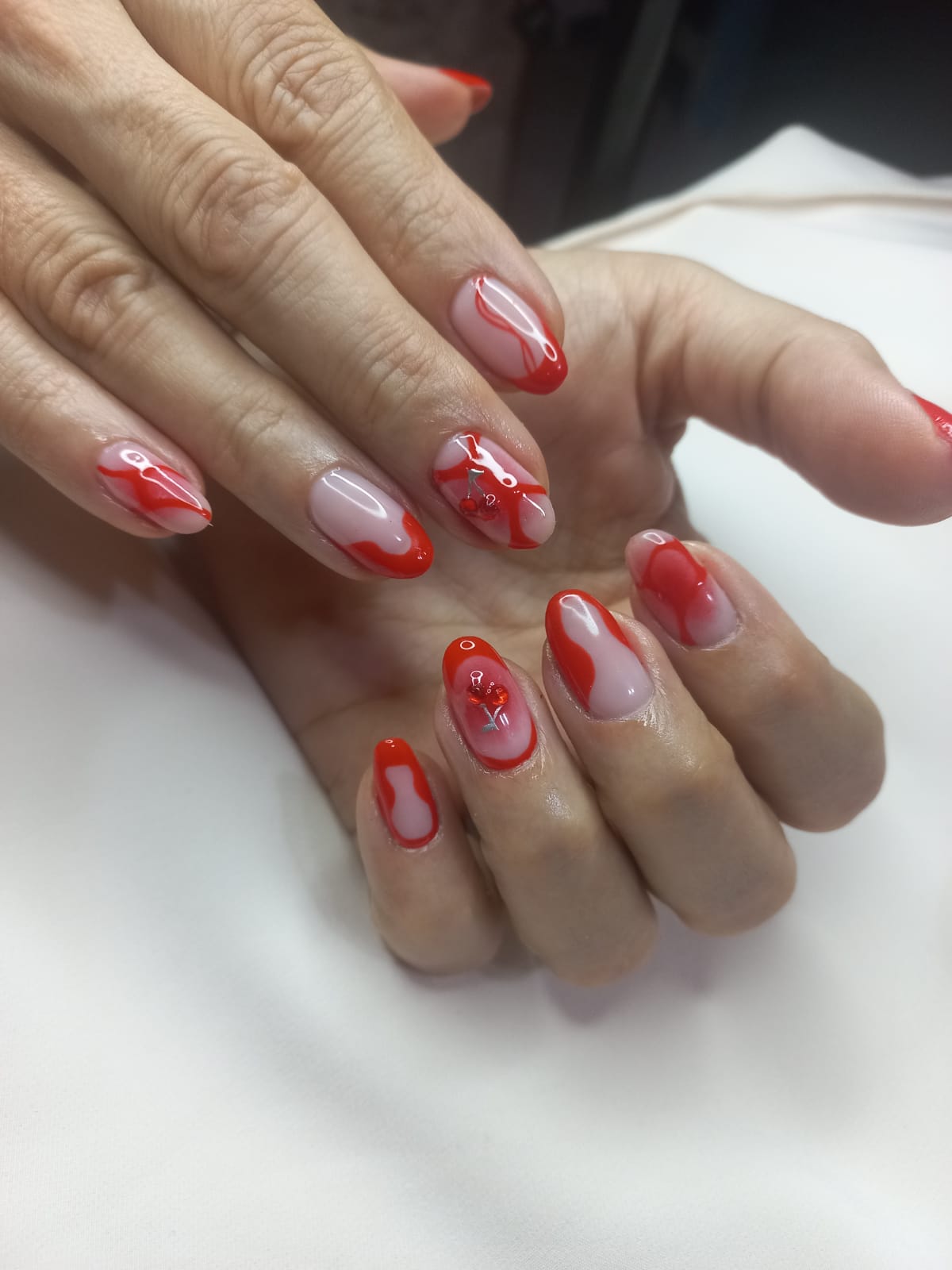 Manos con manicura nude rosada recién realizada en meraki